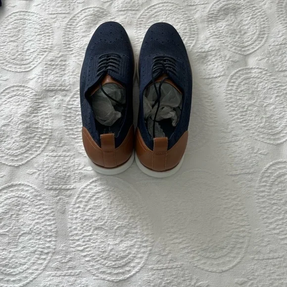 G.H. Bass & Co: NWOT Navy with Brown Leather Trim Lace Up Casual Shoes, Size 13.